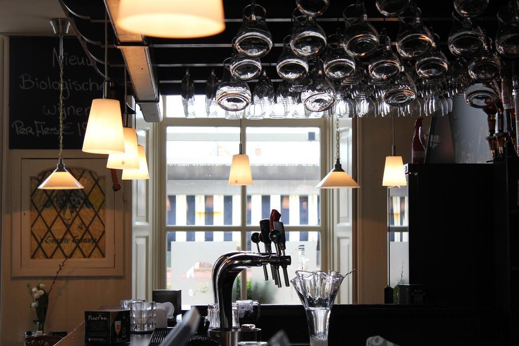 Herberg Eetcafe 'T Swarte Schaep Brouwershaven Exterior photo