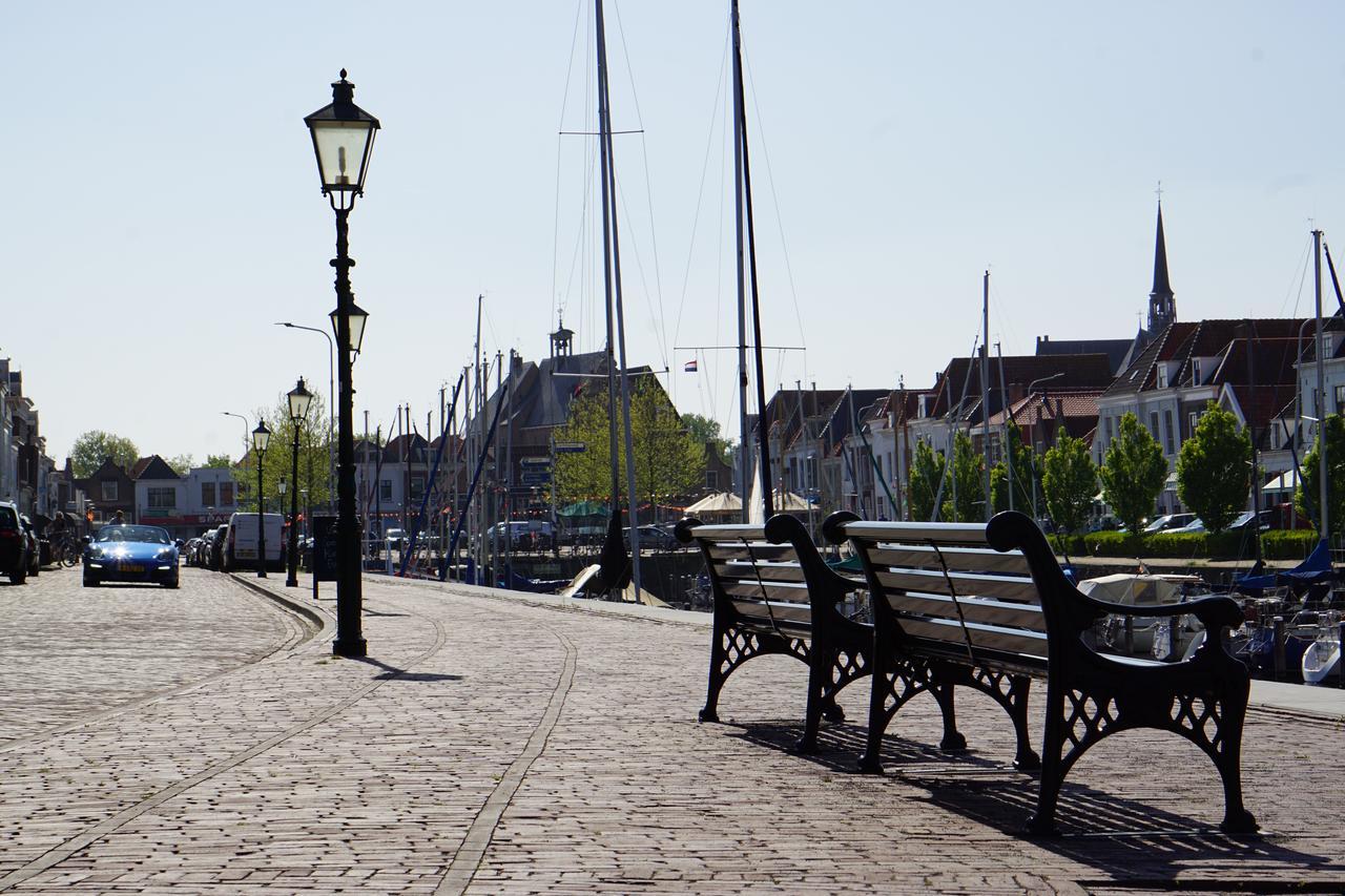 Herberg Eetcafe 'T Swarte Schaep Brouwershaven Exterior photo
