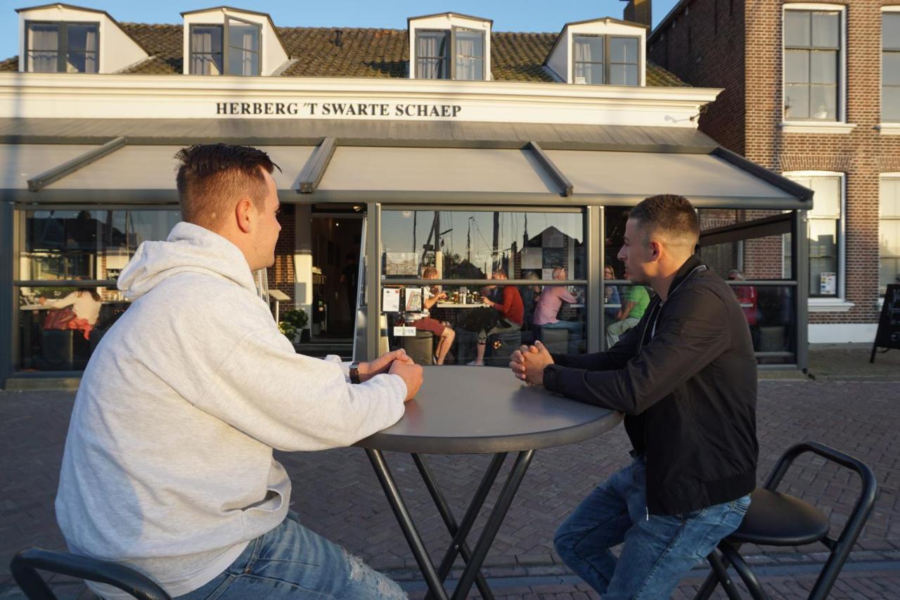 Herberg Eetcafe 'T Swarte Schaep Brouwershaven Exterior photo
